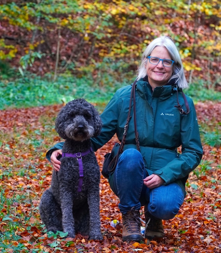 Dr. Daniela Zurr with a dog